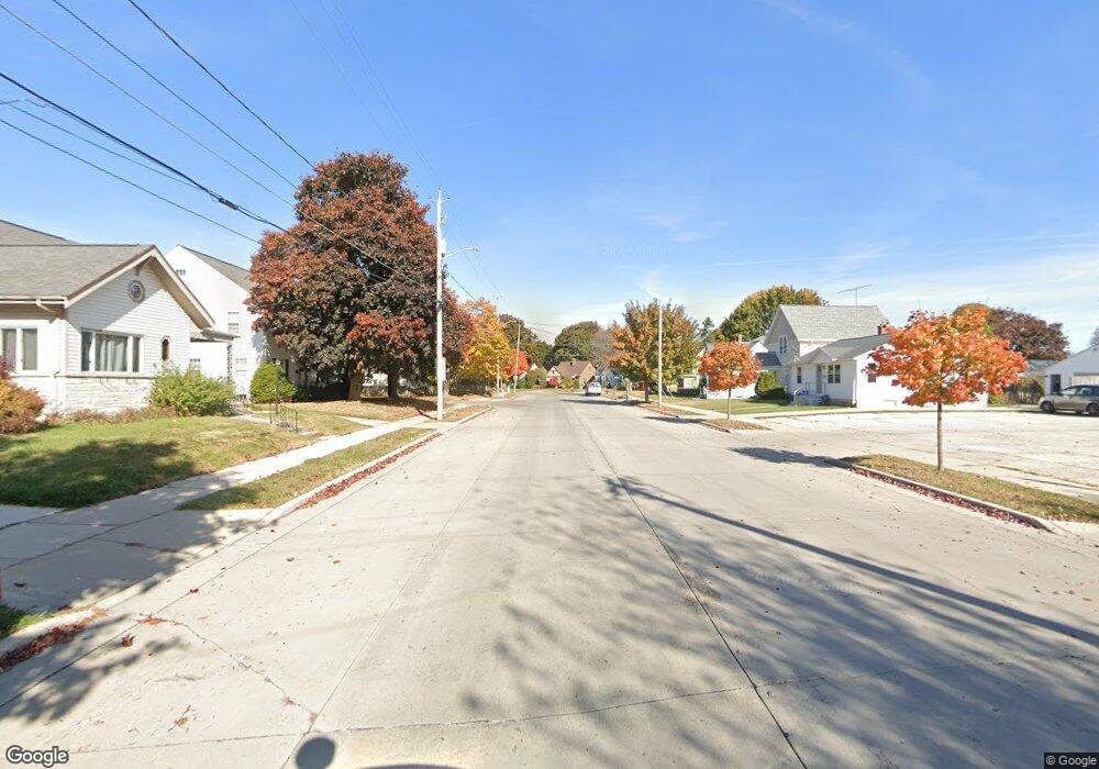 1208 N 11th St, Manitowoc, WI 54220 - photo 1