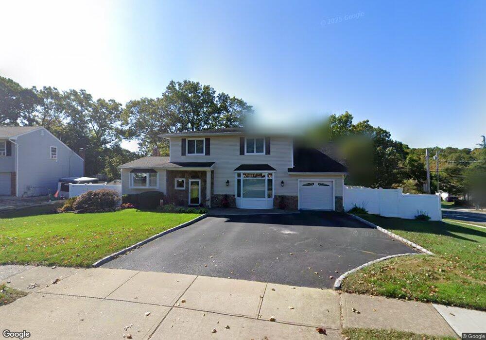 2 Wesleyan Rd, ComMacK, NY 11725 - photo 1