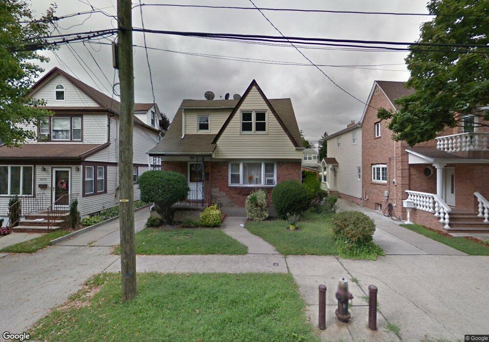 8560 262nd St, Floral Park, NY 11001 - photo 1