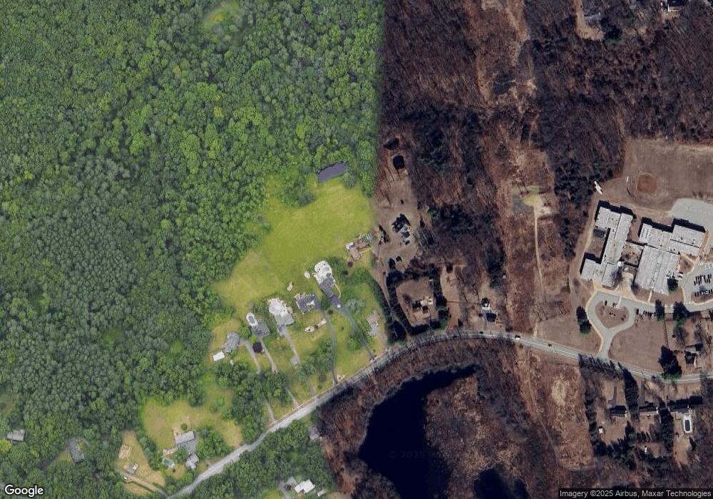 979 Neipsic Rd, Glastonbury, CT 06033 - photo 1