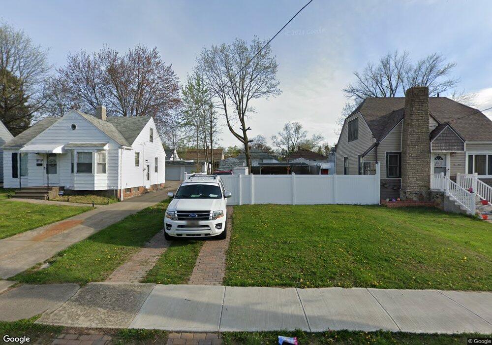 18721 Raymond St, Maple Heights, OH 44137 - photo 1