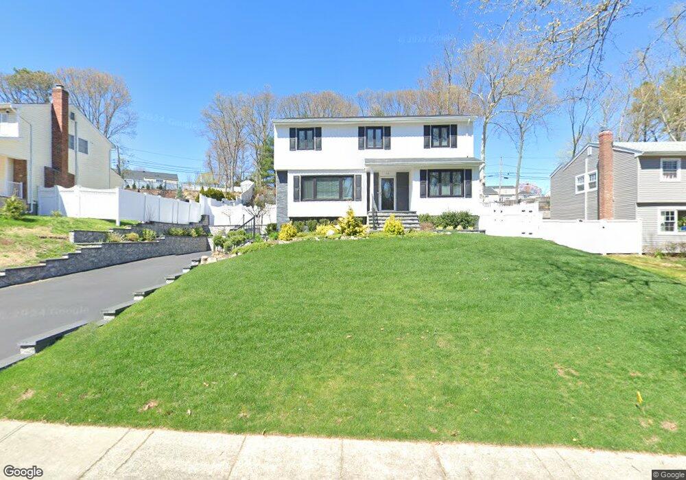 113 Cornell Dr, ComMacK, NY 11725 - photo 1