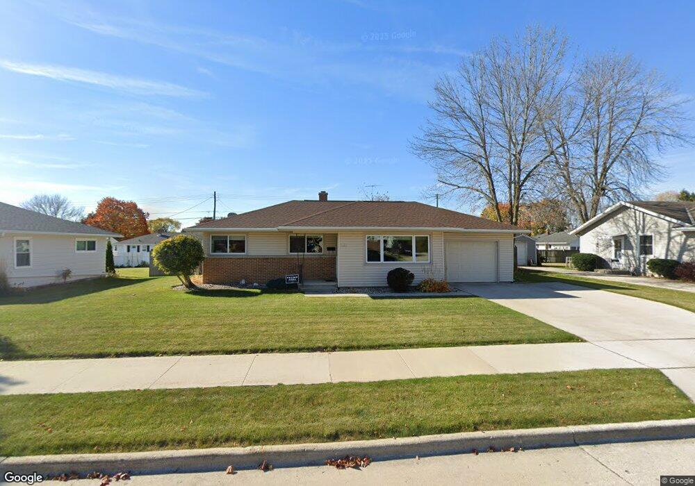 1621 Hillcrest Dr, Manitowoc, WI 54220 - photo 1