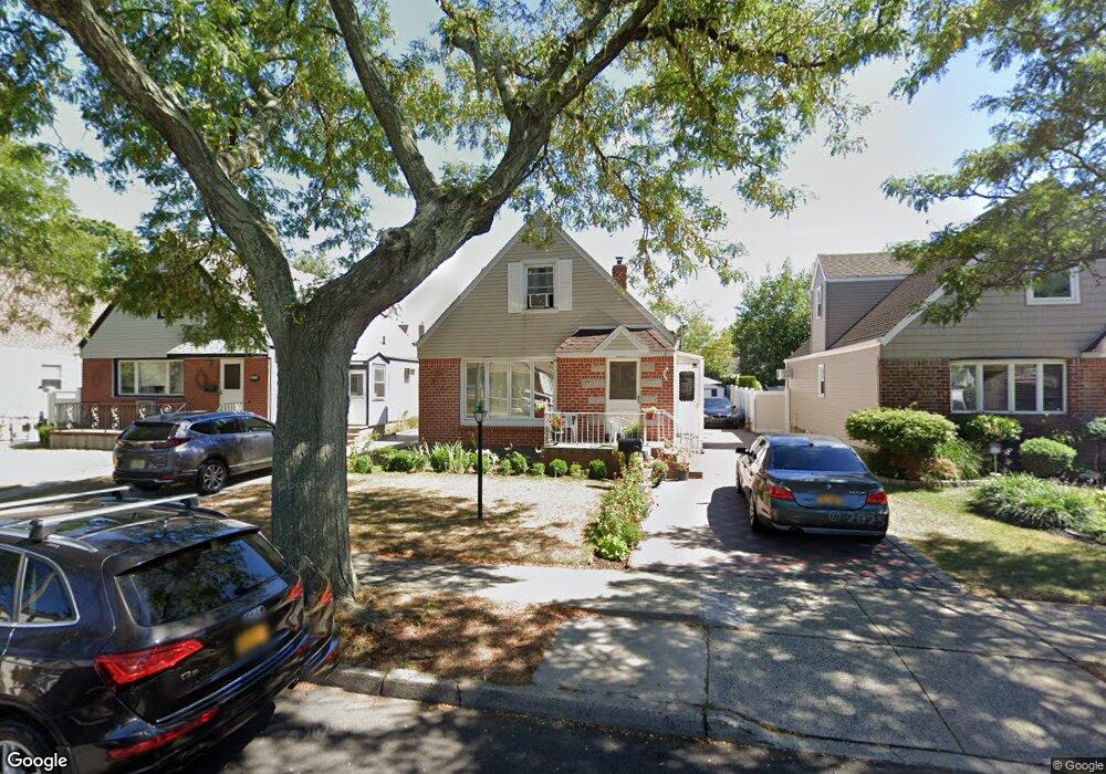 8023 268th St, Glen Oaks, NY 11004 - photo 1