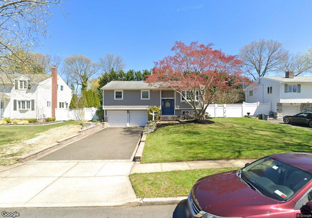 15 Balsam Ln, ComMacK, NY 11725 - photo 1