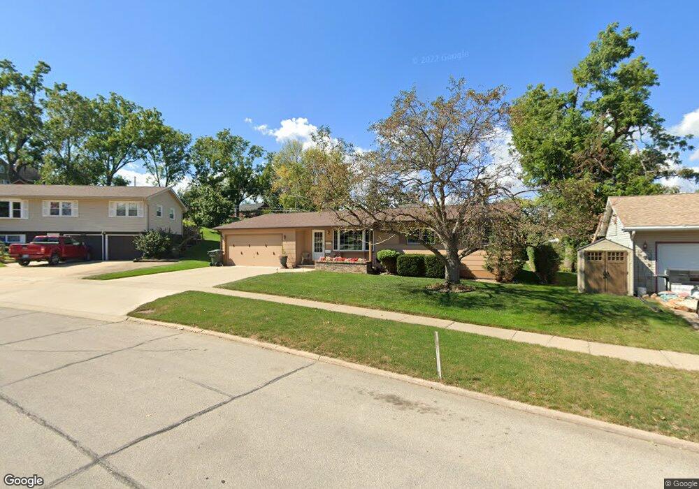 1079 Juniper Dr SW, Cedar Rapids, IA 52404 - photo 1