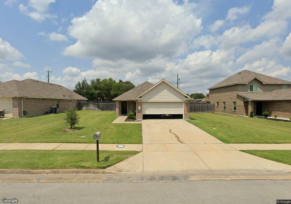 1404 S Cardinal St, Ennis, TX 75119 - photo 1