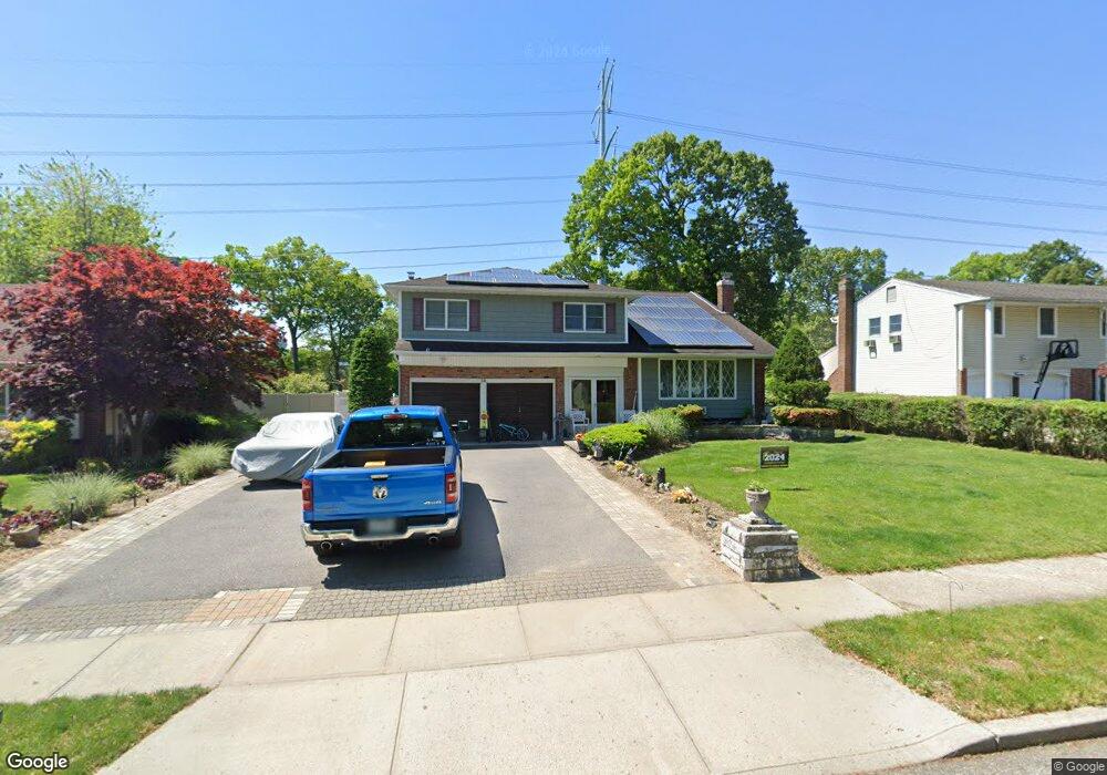 10 Sioux Dr, ComMacK, NY 11725 - photo 1