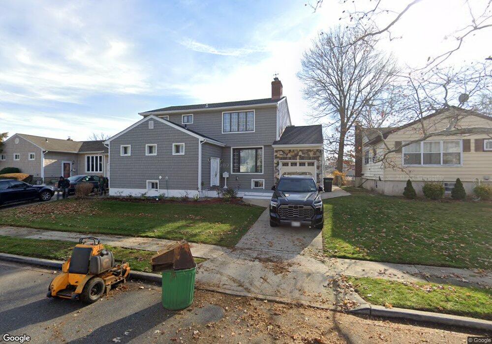 53 Cloverfield Rd S unit 2, Valley Stream, NY 11581 - photo 1