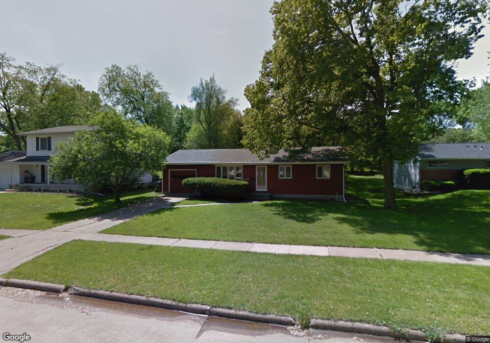 2525 Glen Elm Dr NE, Cedar Rapids, IA 52402 - photo 1