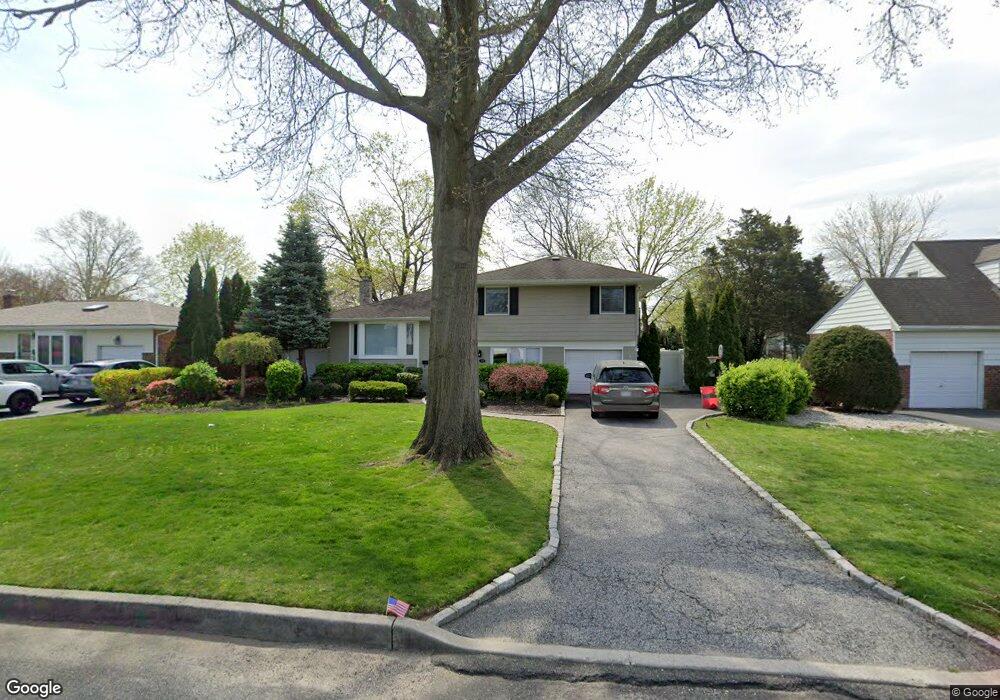 19 Terry Ln, ComMacK, NY 11725 - photo 1