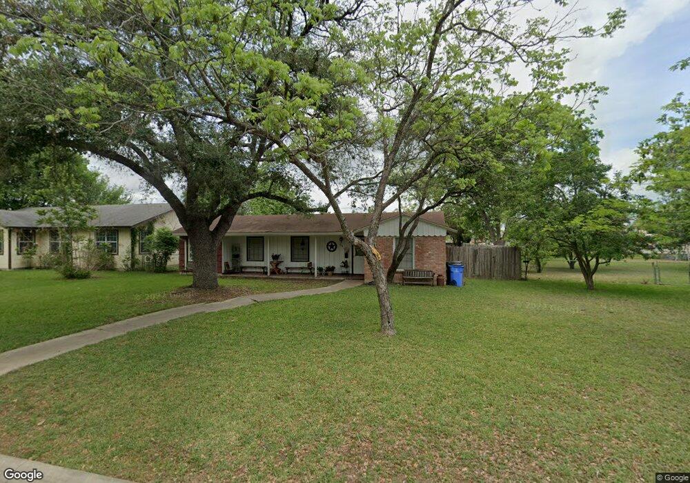 914 E Weinert St, Seguin, TX 78155 - photo 1