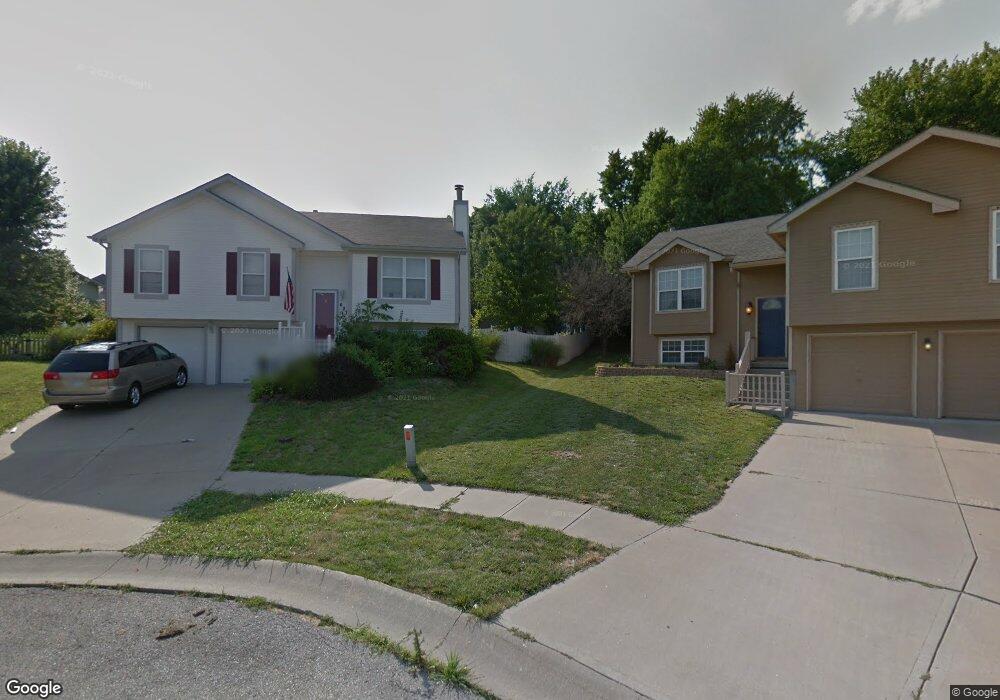 607 Willow Ct, Lansing, KS 66043 - photo 1