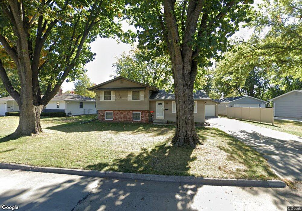 1305 S 11th Ave E, Newton, IA 50208 - photo 1