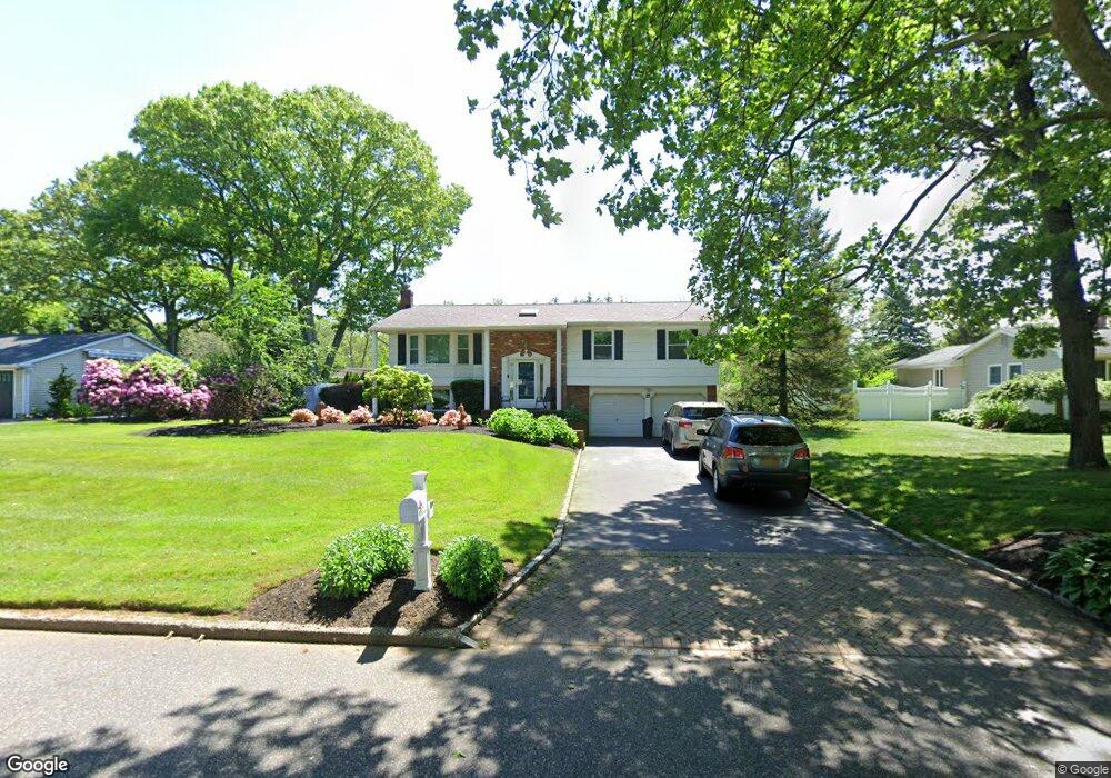 19 Pinecone Ln, ComMacK, NY 11725 - photo 1