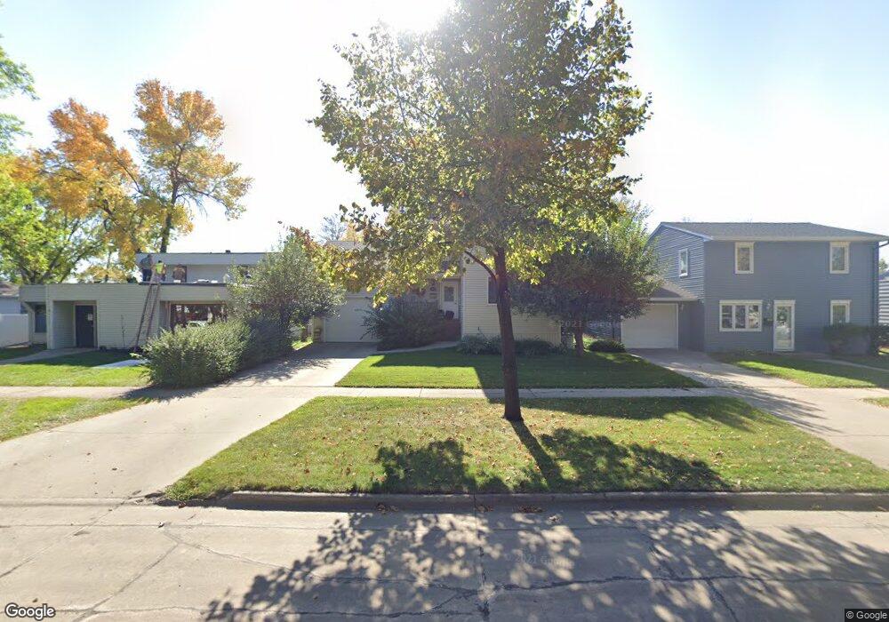 1411 10th Ave S, Grand Forks, ND 58201 - photo 1