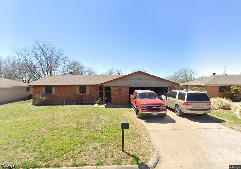 1218 Lynnwood Dr, Cleburne, TX 76033 - photo 1