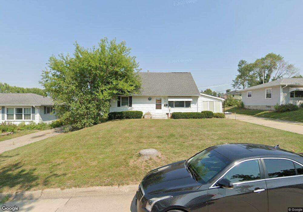 315 32nd St NW, Cedar Rapids, IA 52405 - photo 1