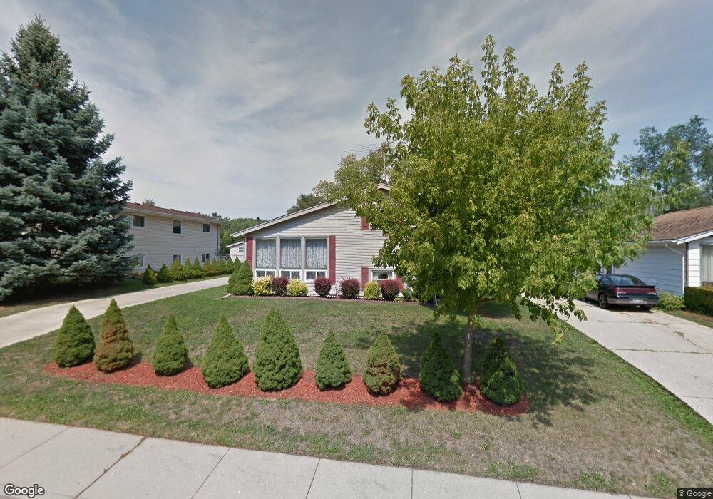 1718 Queens Ct, Carpentersville, IL 60110 - photo 1