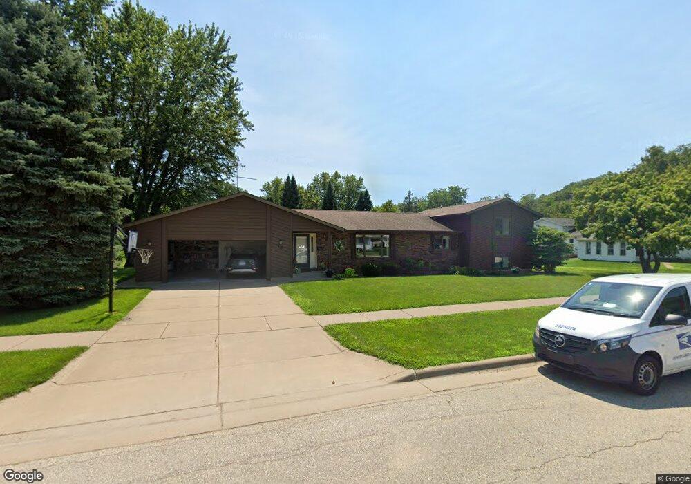 615 S 4th St, La Crescent, MN 55947 - photo 1