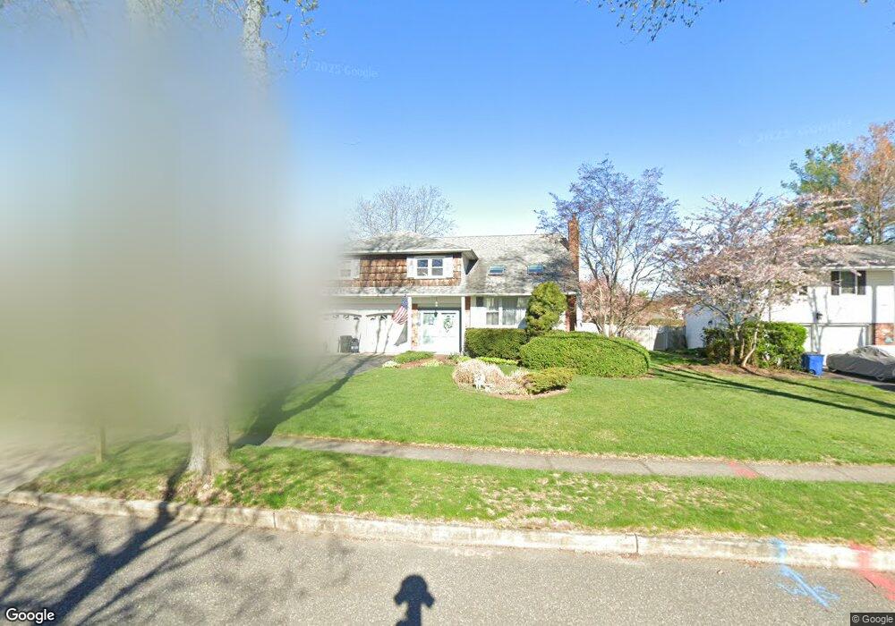 6 Cherokee Ln, ComMacK, NY 11725 - photo 1