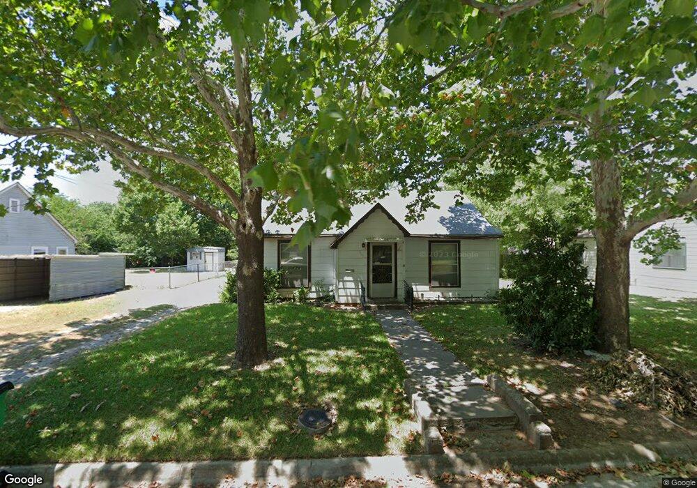 907 N Howeth St, Gainesville, TX 76240 - photo 1