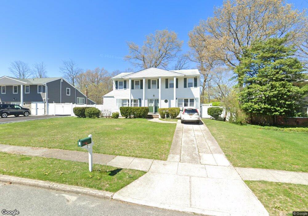 7 Wesleyan Rd, ComMacK, NY 11725 - photo 1