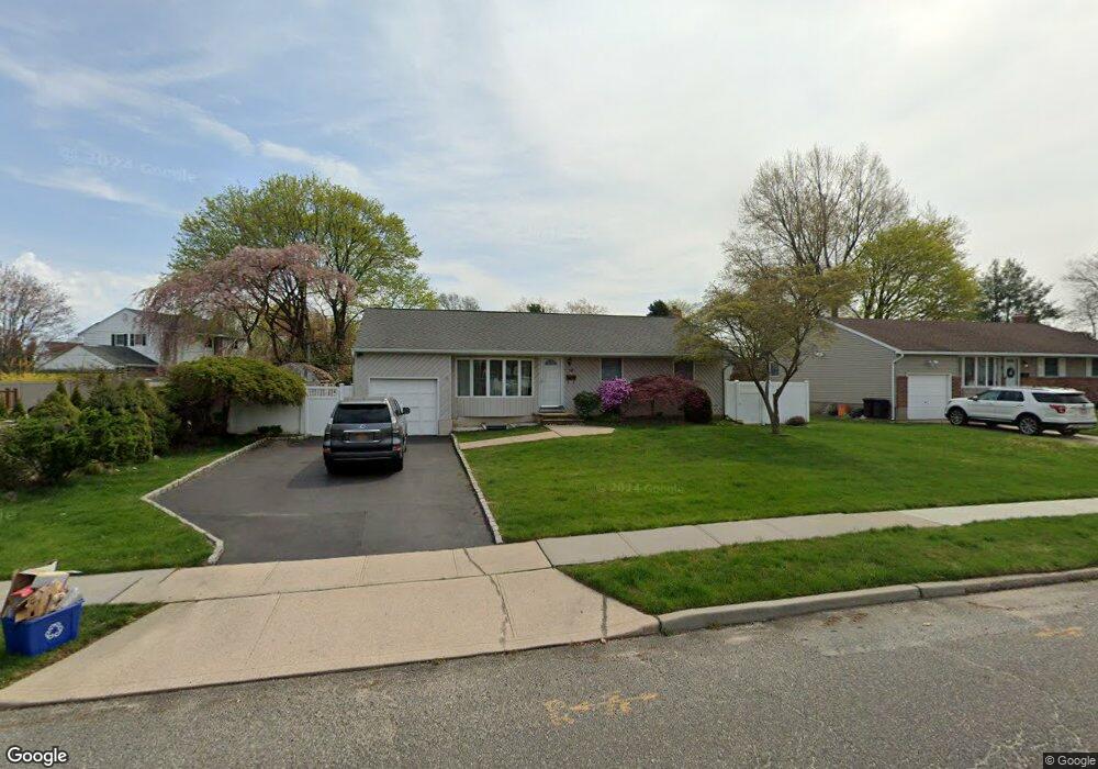 16 Hayrick Ln, ComMacK, NY 11725 - photo 1