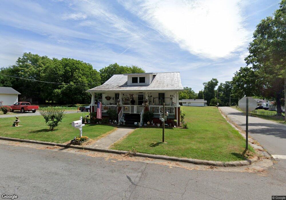 909 Walnut St, Reidsville, NC 27320 - photo 1