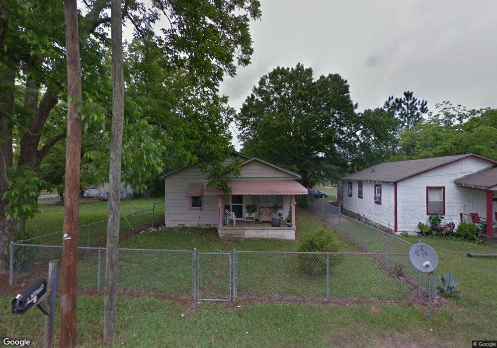 811 W Chattahoochee St, Fitzgerald, GA 31750 - photo 1