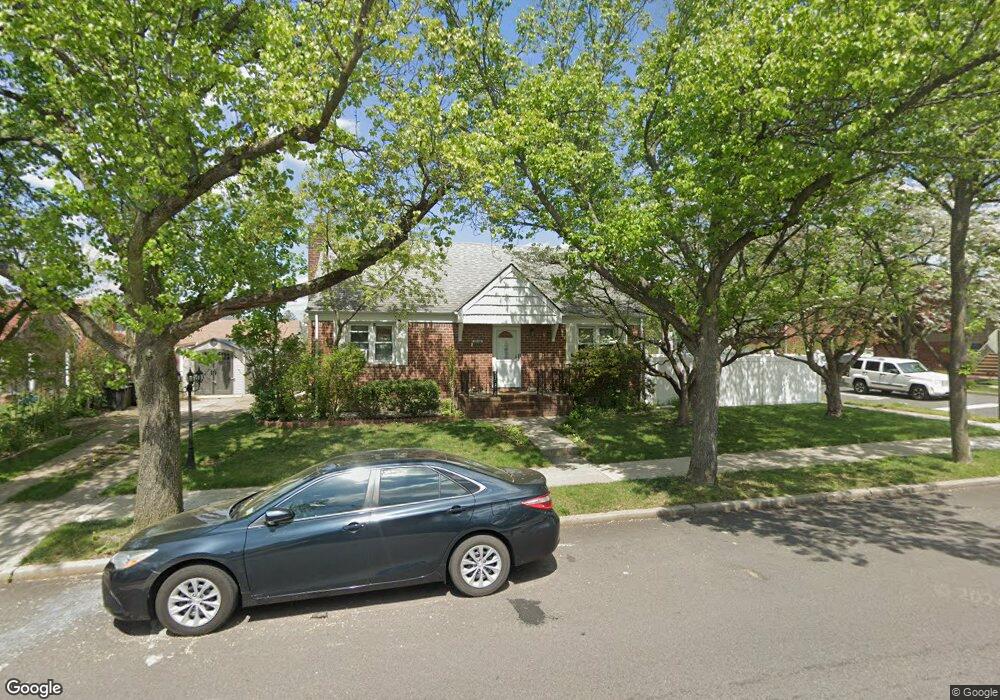 8268 260th St, Glen Oaks, NY 11004 - photo 1