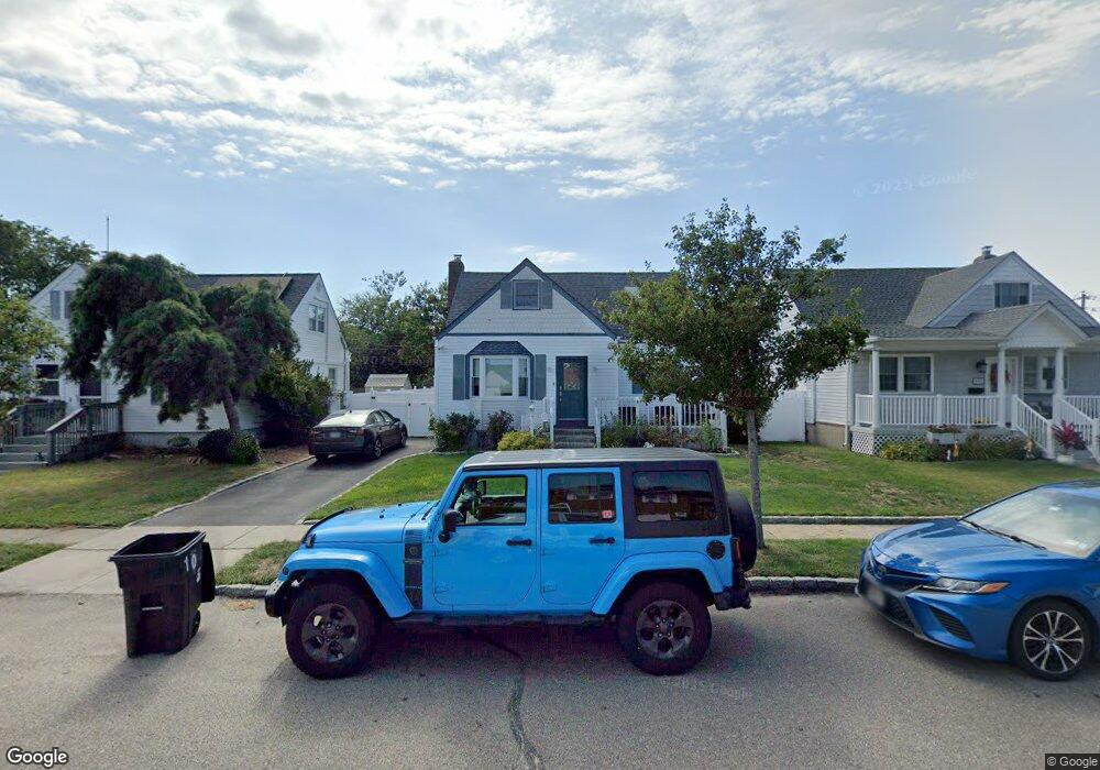 105 Venetian Blvd, Lindenhurst, NY 11757 - photo 1