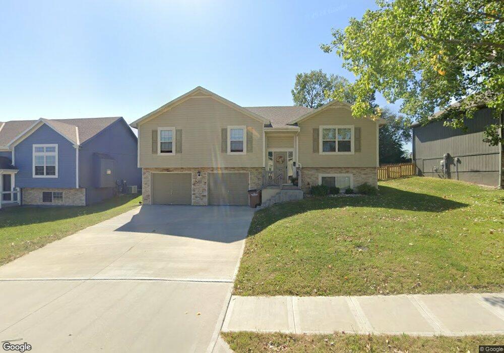 411 W Heritage Dr, Raymore, MO 64083 - photo 1