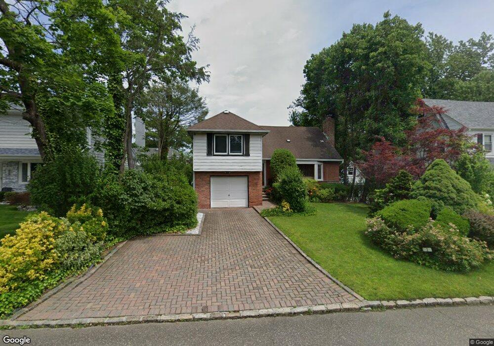 2 Hemsley Ln, Great Neck, NY 11023 - photo 1