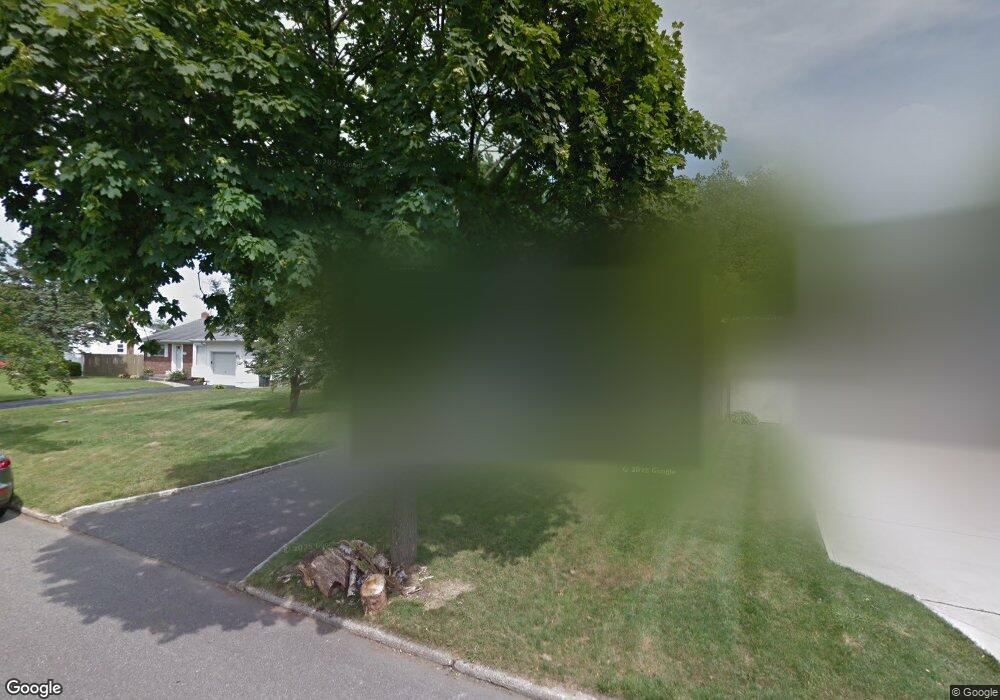 69 Roxbury Dr, ComMacK, NY 11725 - photo 1