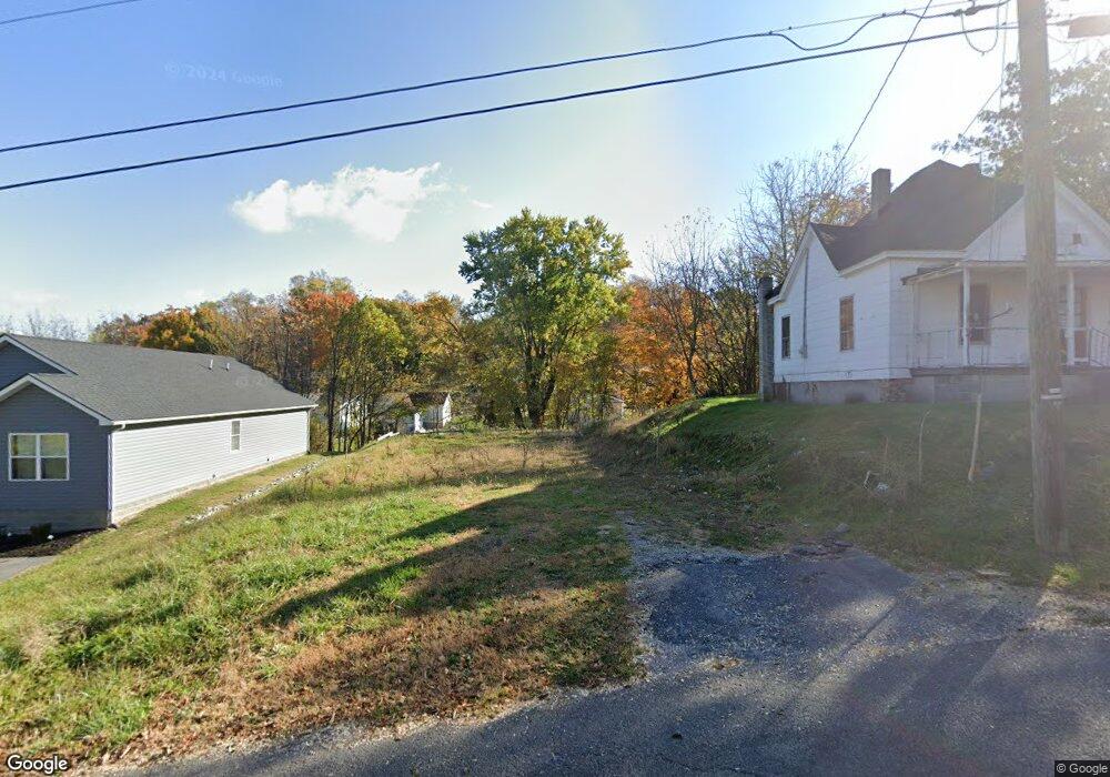 325 Maple St, Pulaski, VA 24301 - photo 1