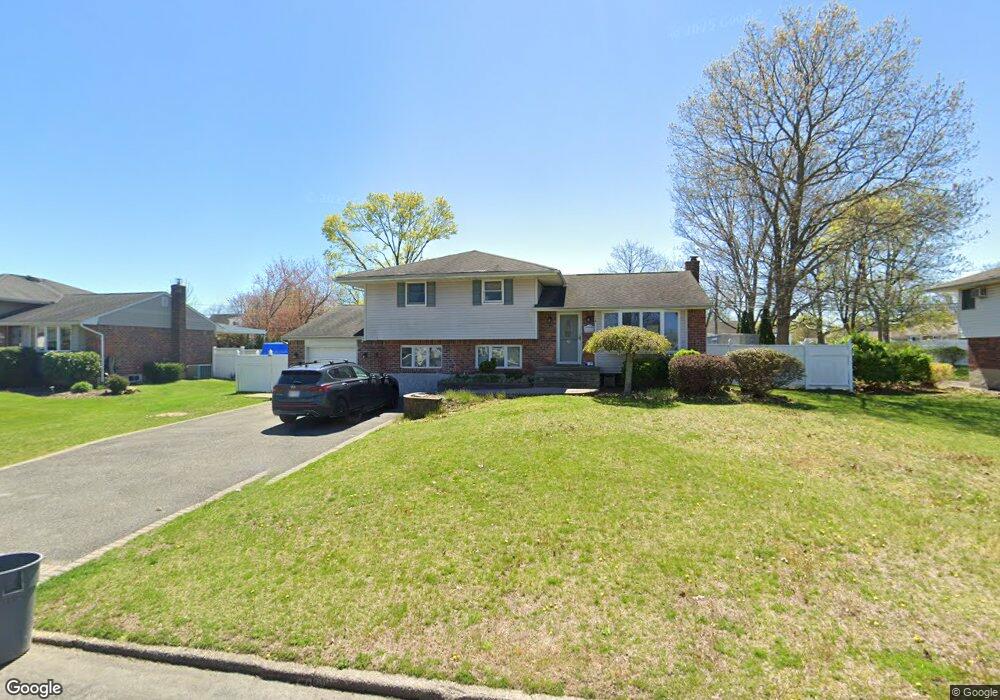 24 Violet Ln, ComMacK, NY 11725 - photo 1