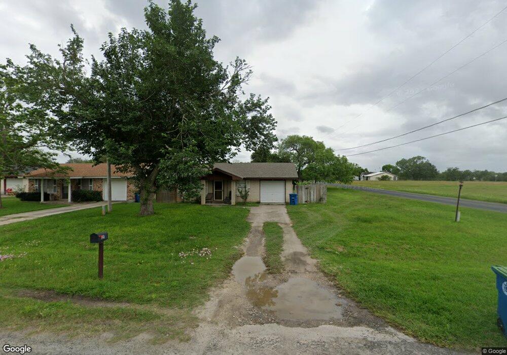 1211 W Hutchinson St, Beeville, TX 78102 - photo 1
