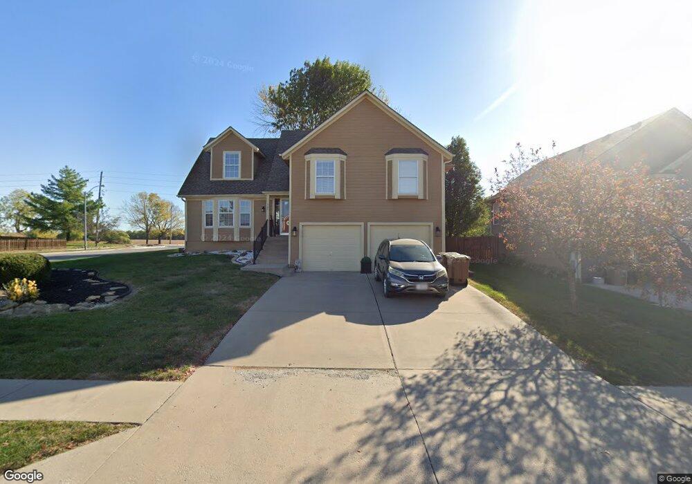 525 Forrest View Ct, Raymore, MO 64083 - photo 1