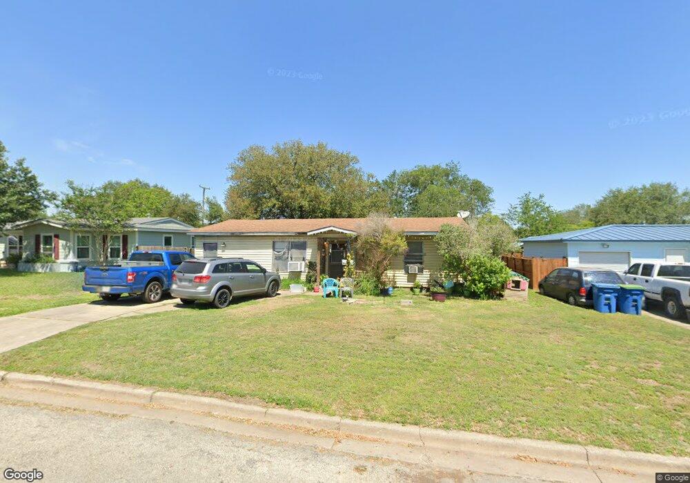 1513 E Corpus Christi St, Beeville, TX 78102 - photo 1