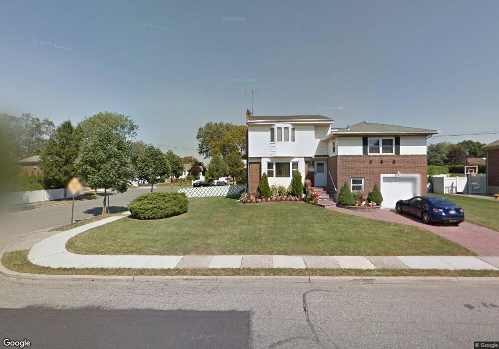 8 Temme Ct, Plainview, NY 11803 - photo 1