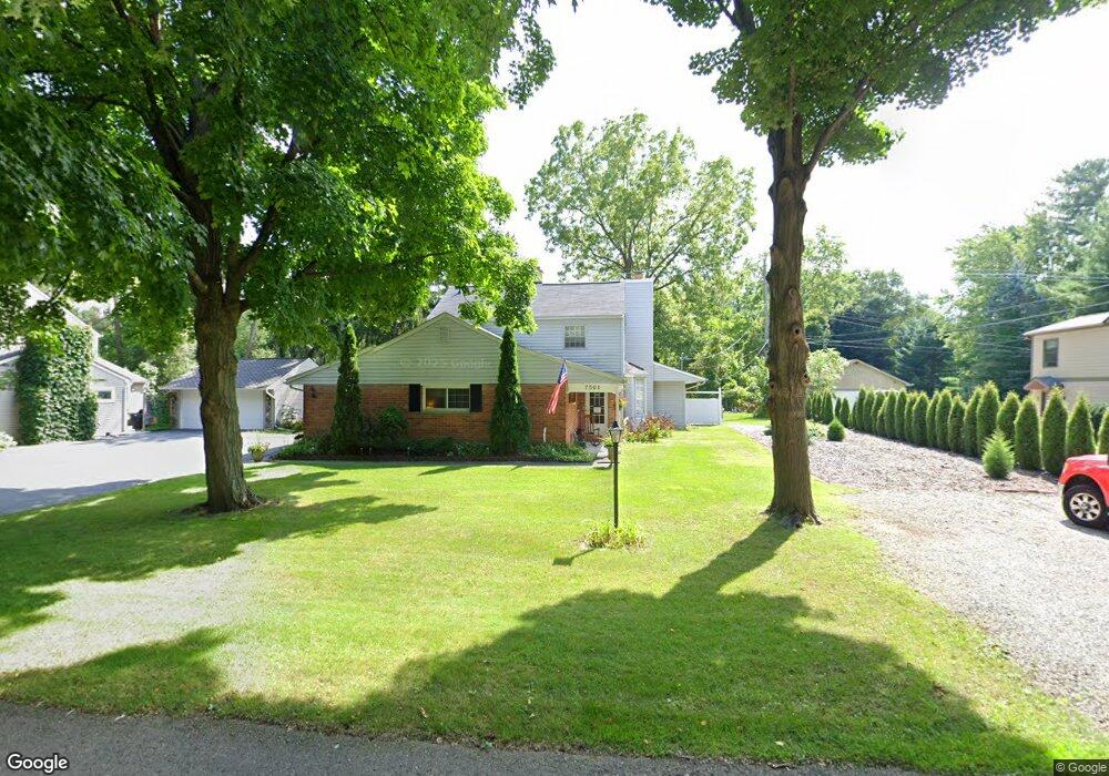 7561 Honeysuckle Rd, West Bloomfield, MI 48324 - photo 1