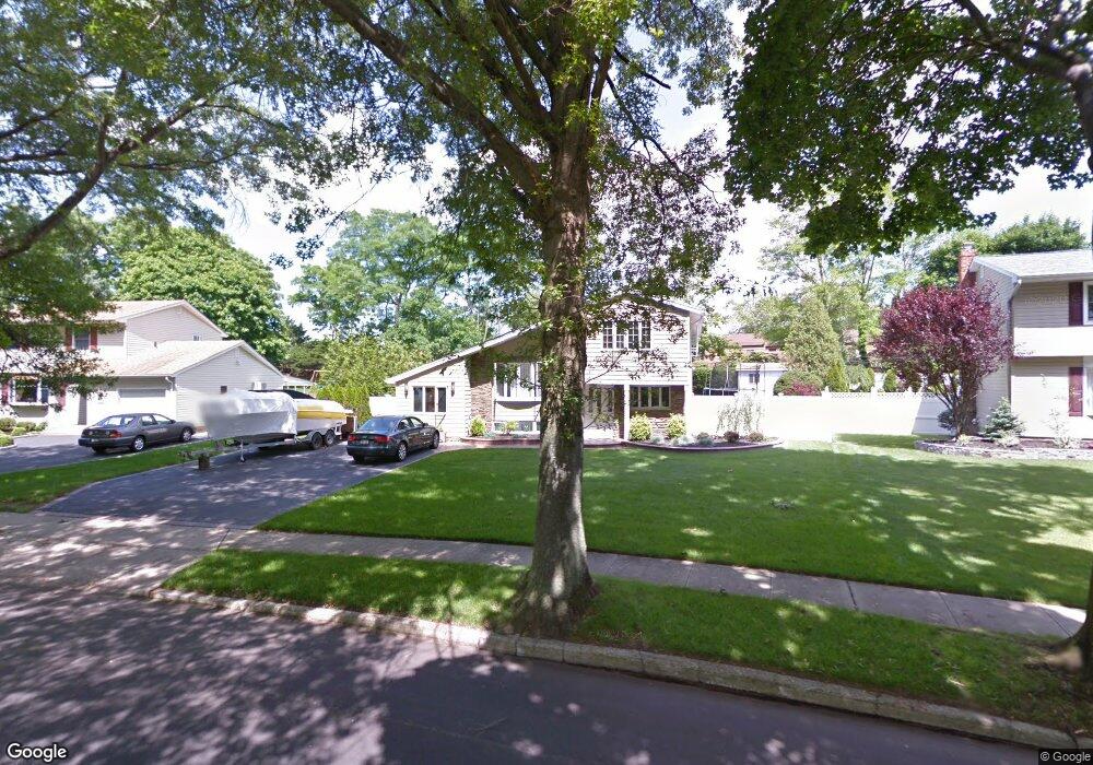 15 Pawnee Dr, ComMacK, NY 11725 - photo 1