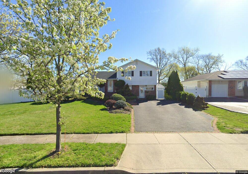 11 Starlight Dr, ComMacK, NY 11725 - photo 1