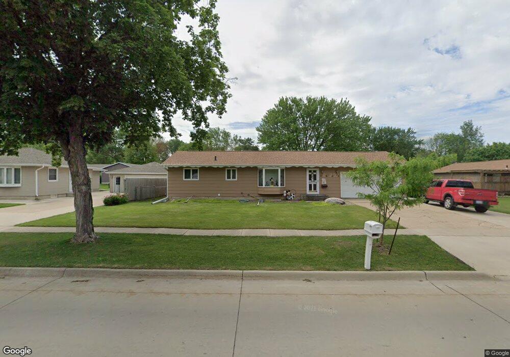 1423 Orchard Dr, Cedar Falls, IA 50613 - photo 1