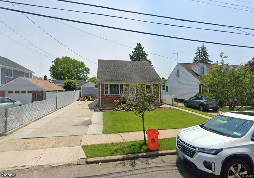 231 Evelyn Rd, Mineola, NY 11501 - photo 1