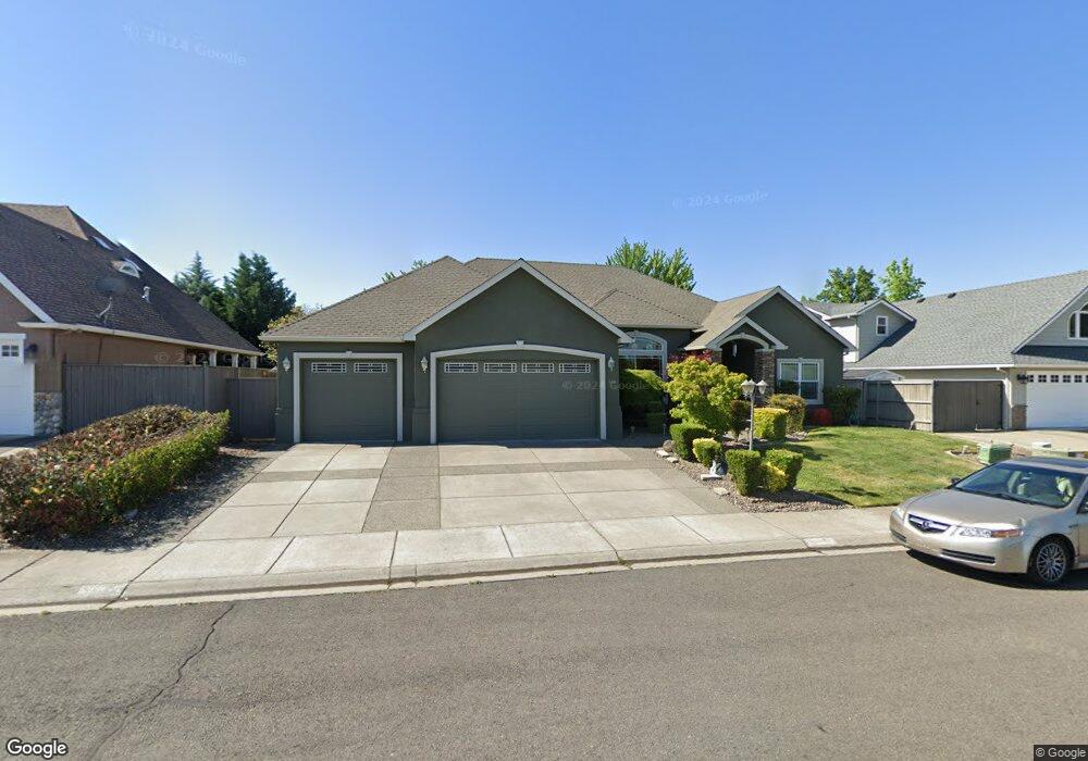 930 N Mountain Ave, Central Point, OR 97502 - photo 1
