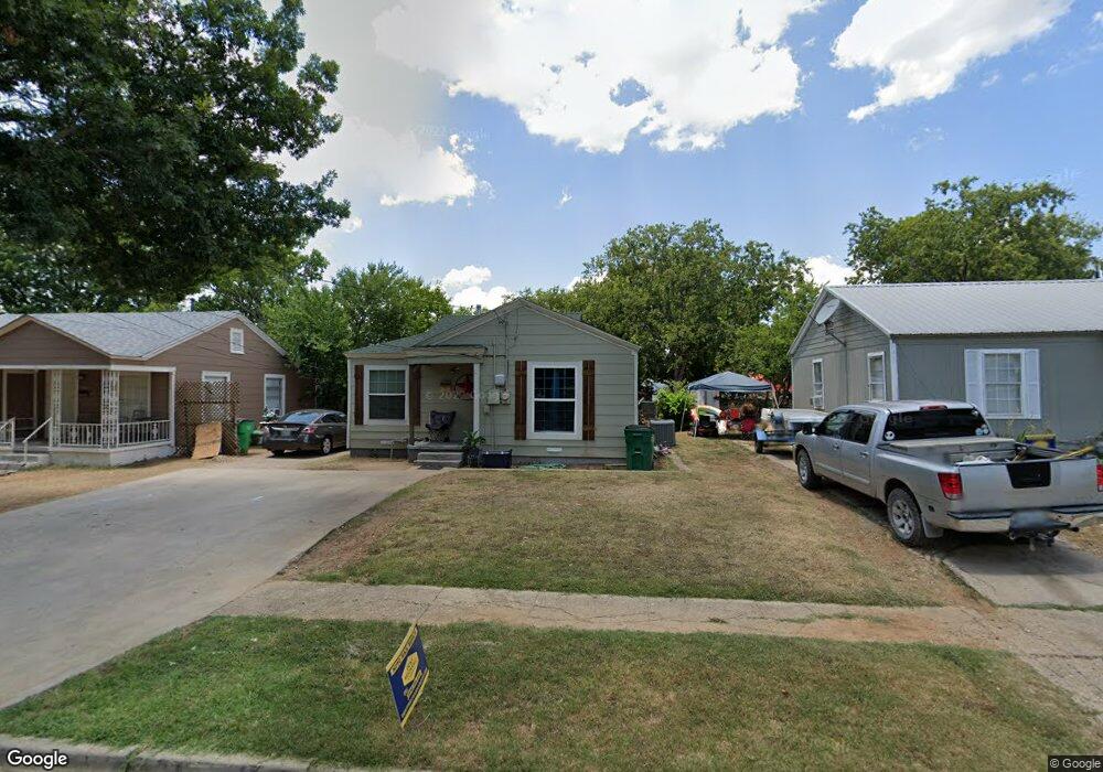 1105 1/2 N Clements St, Gainesville, TX 76240 - photo 1