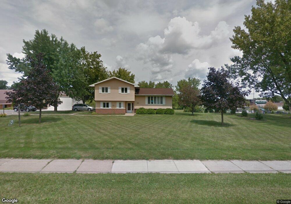 2850 42nd St NE, Cedar Rapids, IA 52402 - photo 1