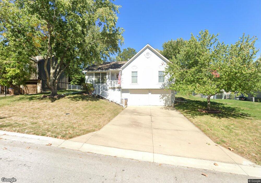 602 Rosehill Dr, Raymore, MO 64083 - photo 1